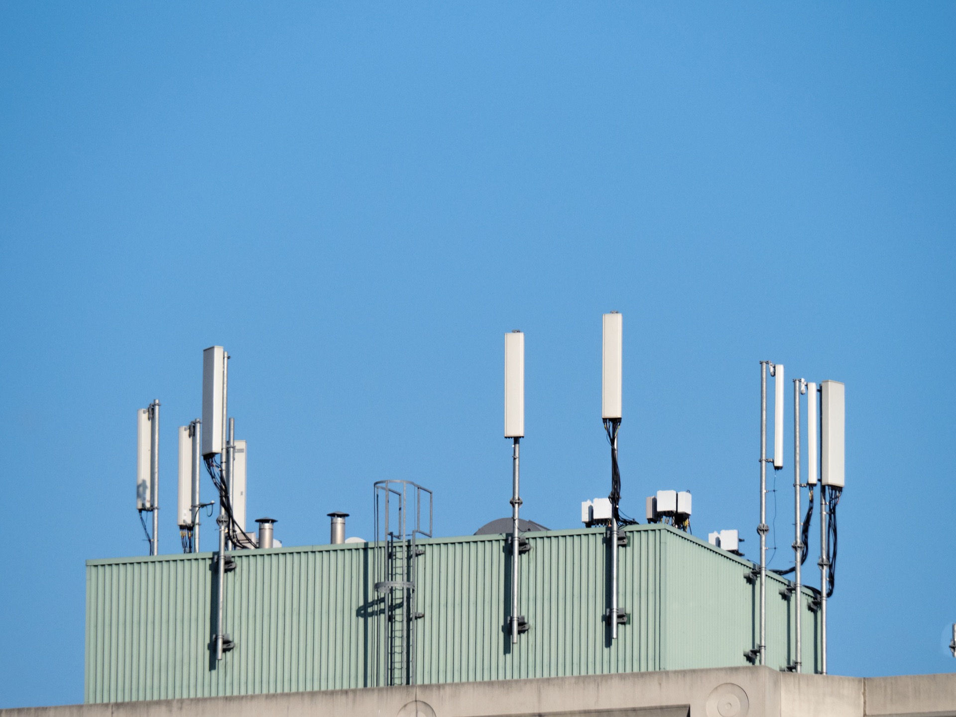 Cellular antenna array for managed network operations